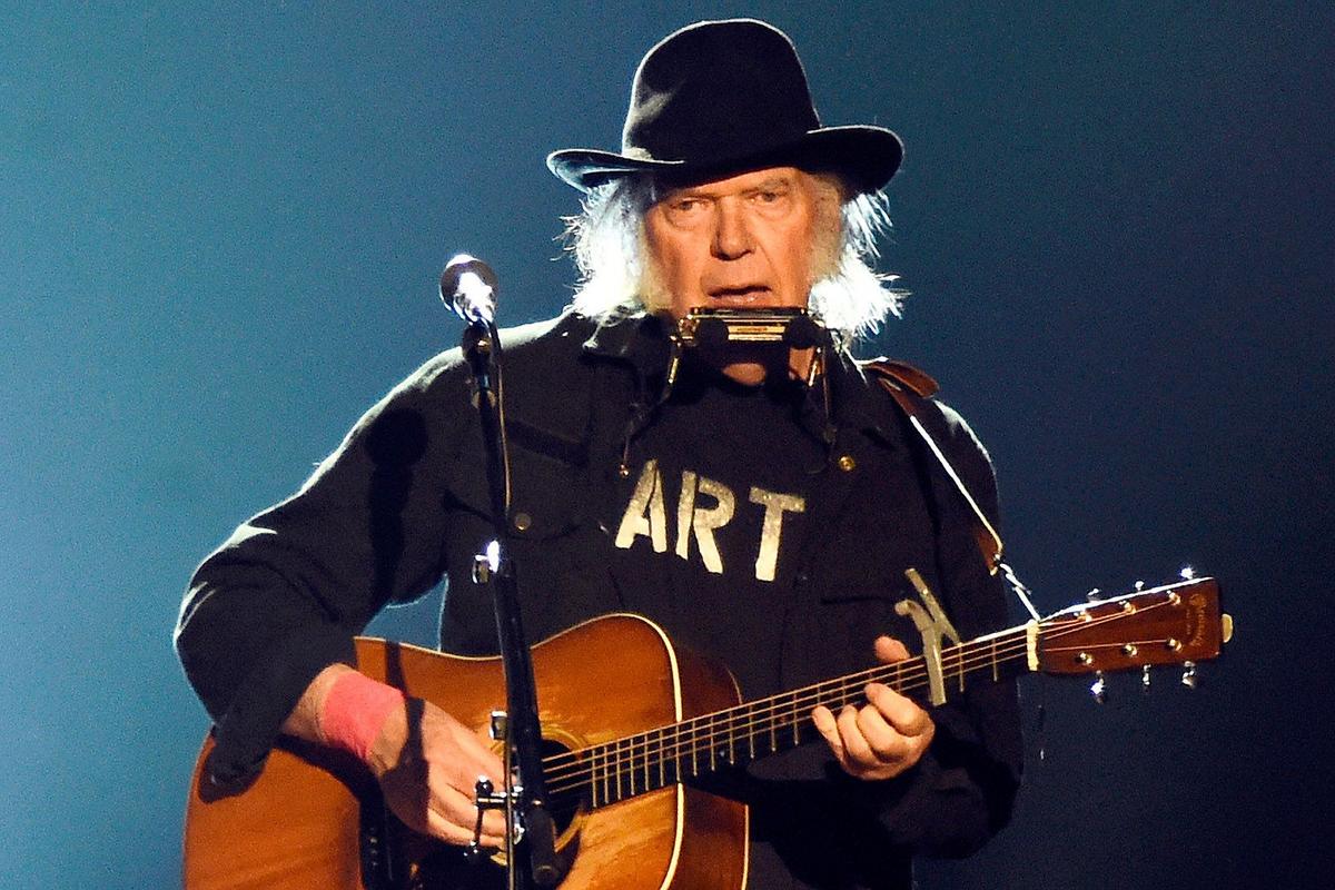 Illness Forces Neil Young to Take ‘Big Unplanned Break’ From Tour