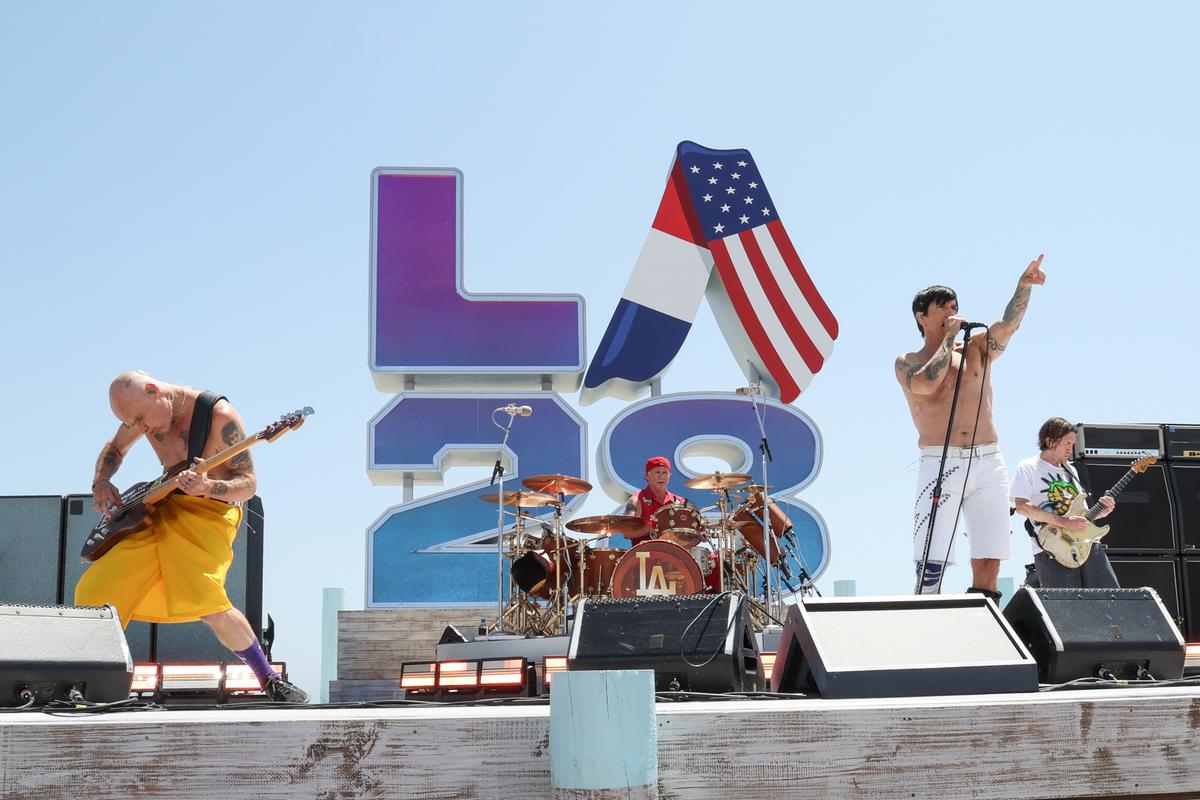 Red Hot Chili Peppers Rock Olympics Closing Ceremony